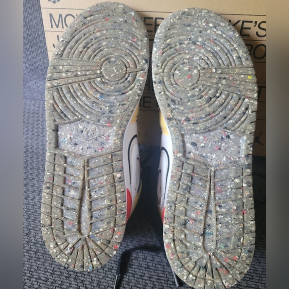 NIKE Air Jordan AJ1 Mid SE - Boys' Grade School  Size 6Y - Picture 8 of 16